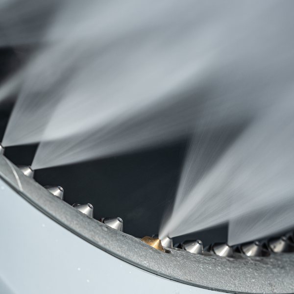 Nucleator nozzles spraying from the DEMACLENKO Ventus 4.0 BLIZZARD nozzle ring